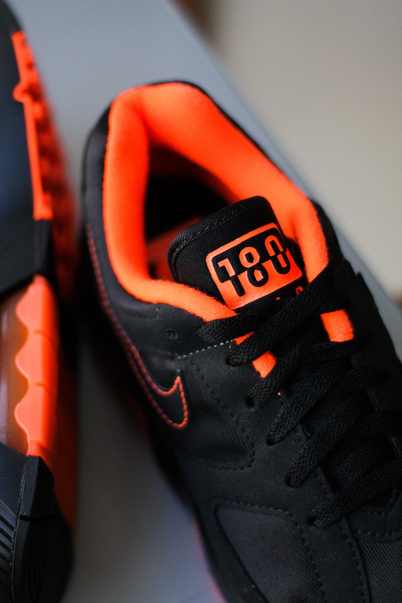 AIR 180 BLACK/HYPER CRIMSON