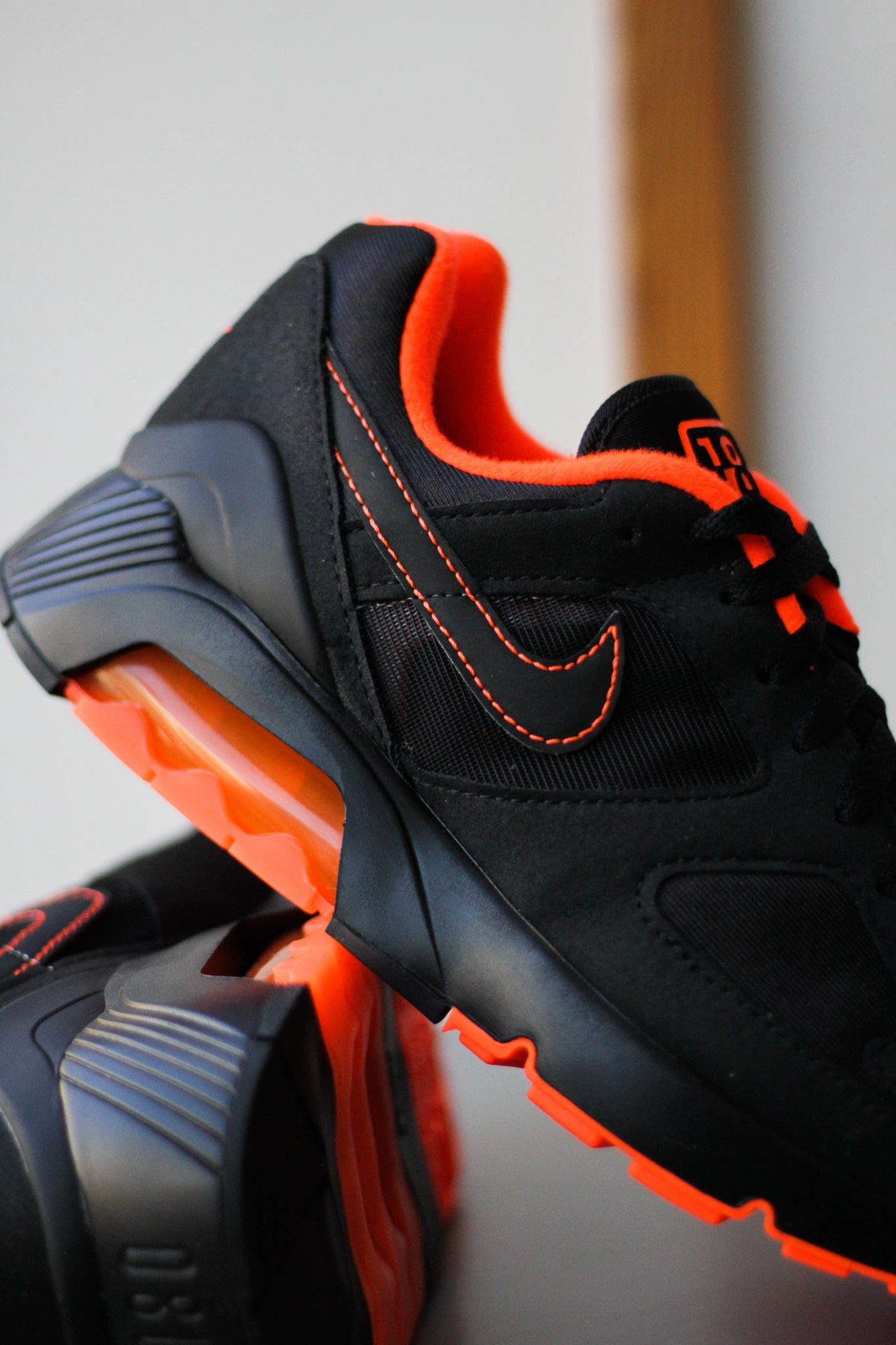 AIR 180 BLACK/HYPER CRIMSON