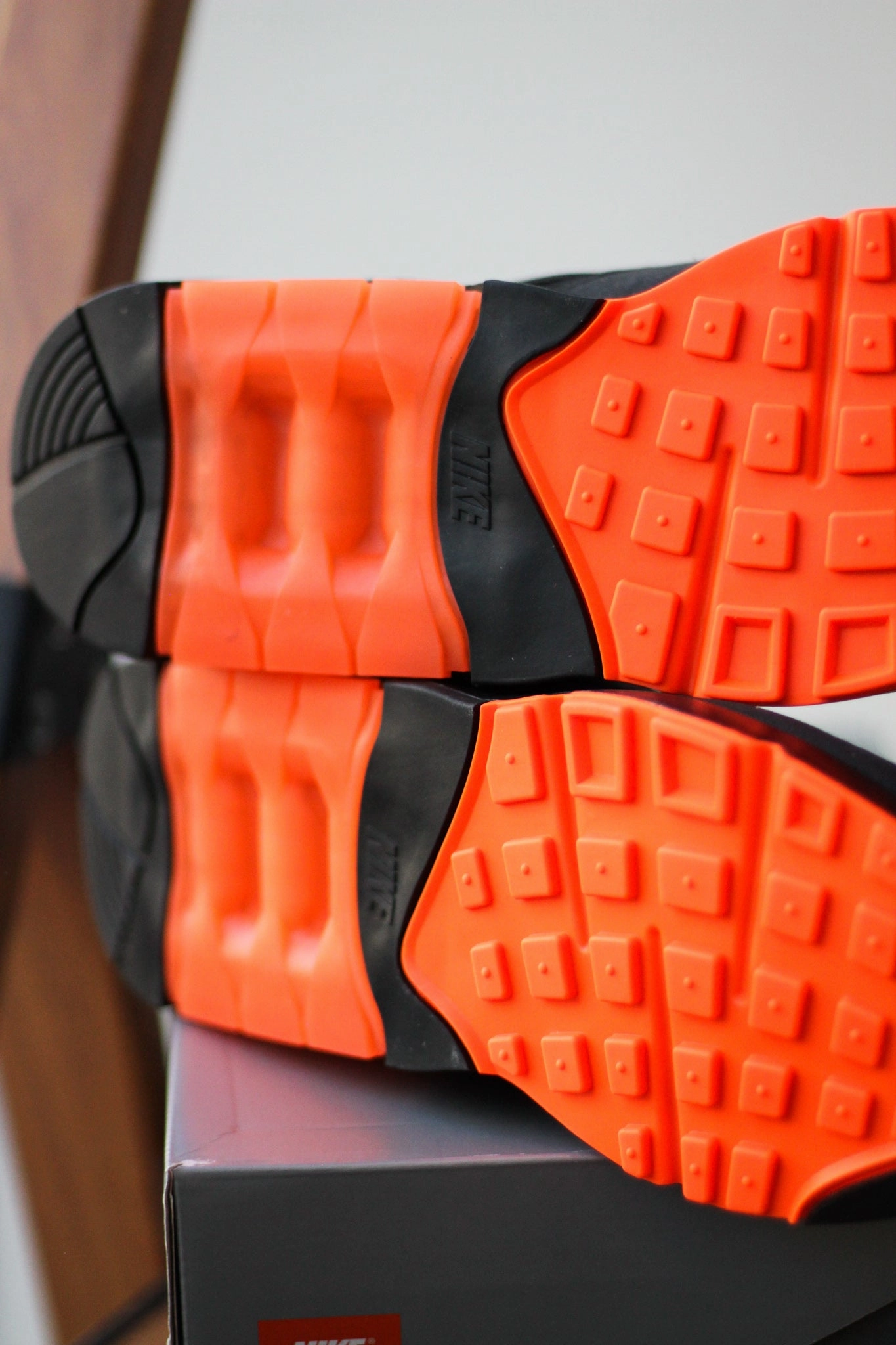AIR 180 BLACK/HYPER CRIMSON