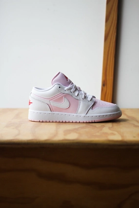 AIR JORDAN 1 LOW (GS) PINK FOAM /WHITE-FIRE RED