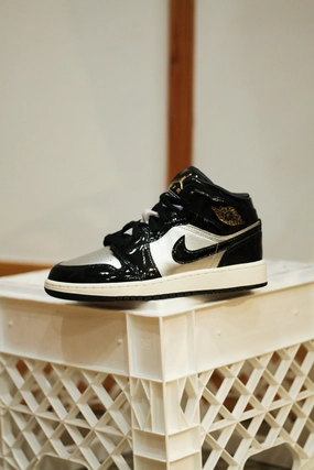 AIR JORDAN 1 MID SE (GS) BLACK/METALLIC SILVER