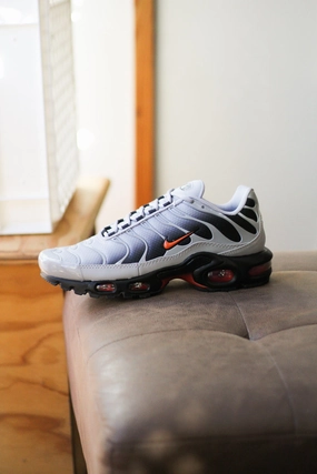 AIR MAX PLUS WOLF GREY/PICANTE RED