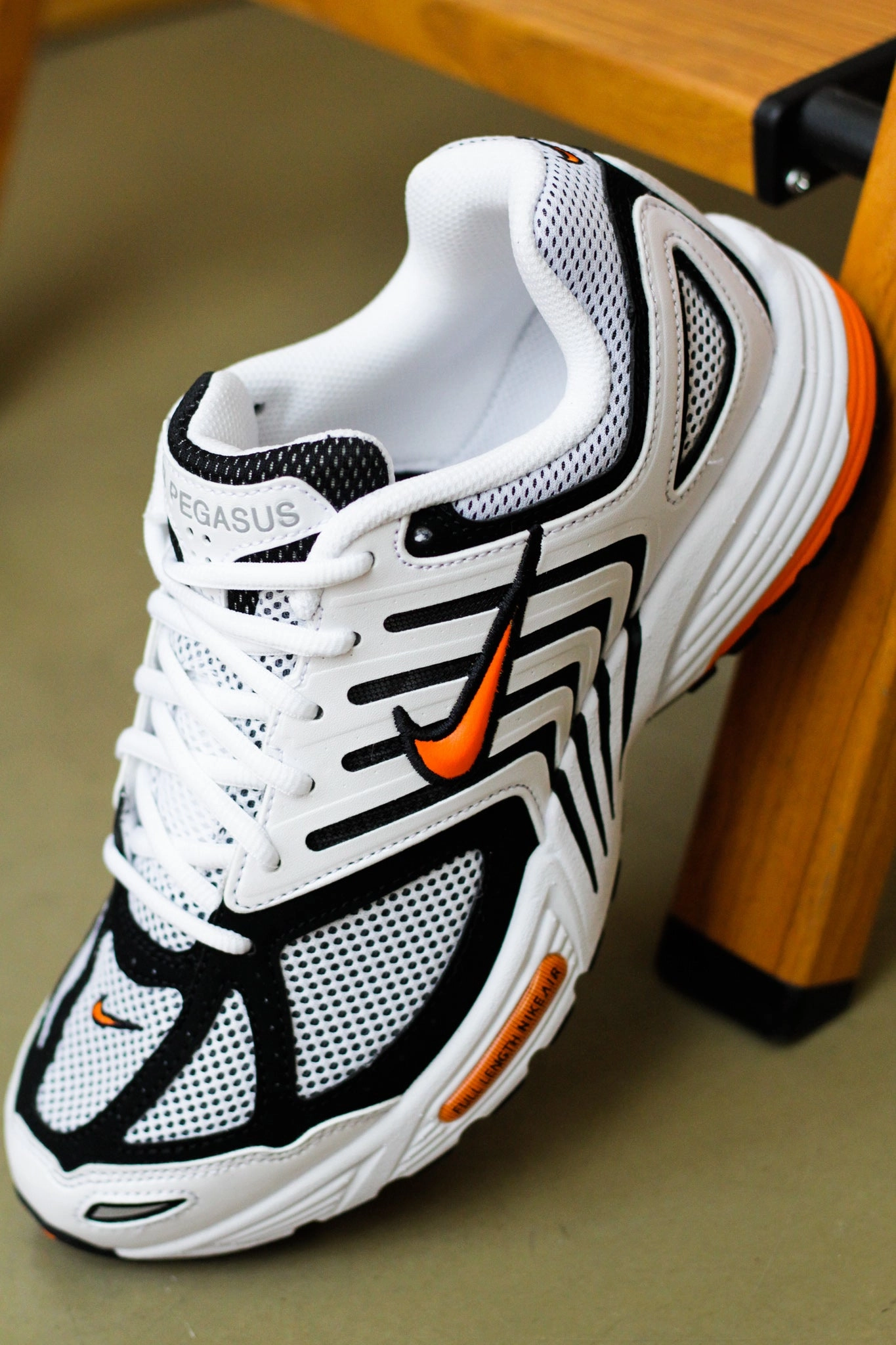 AIR PEGASUS 2005 WHITE/SAFETY ORANGE-BLACK