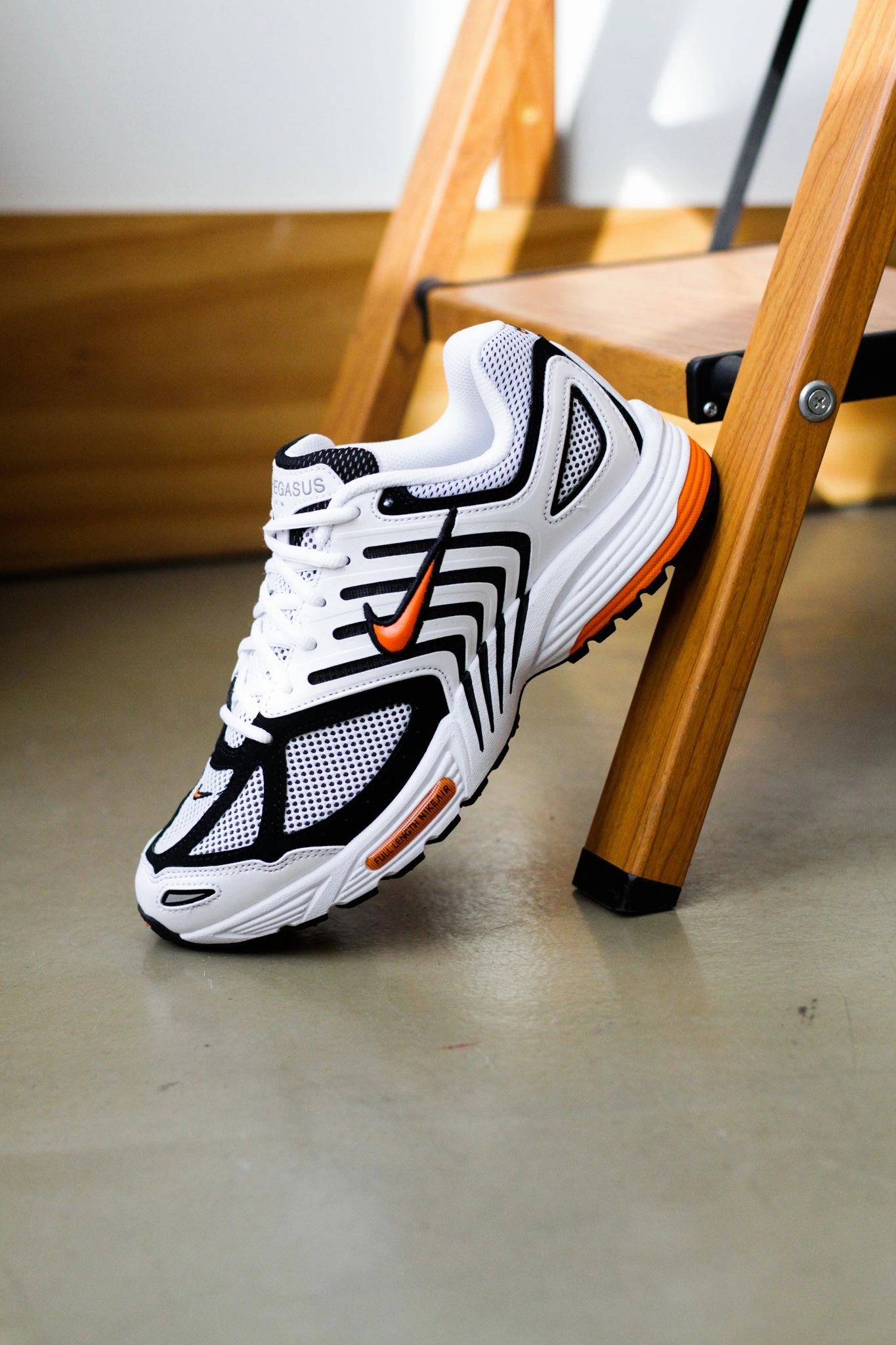 AIR PEGASUS 2005 WHITE/SAFETY ORANGE-BLACK