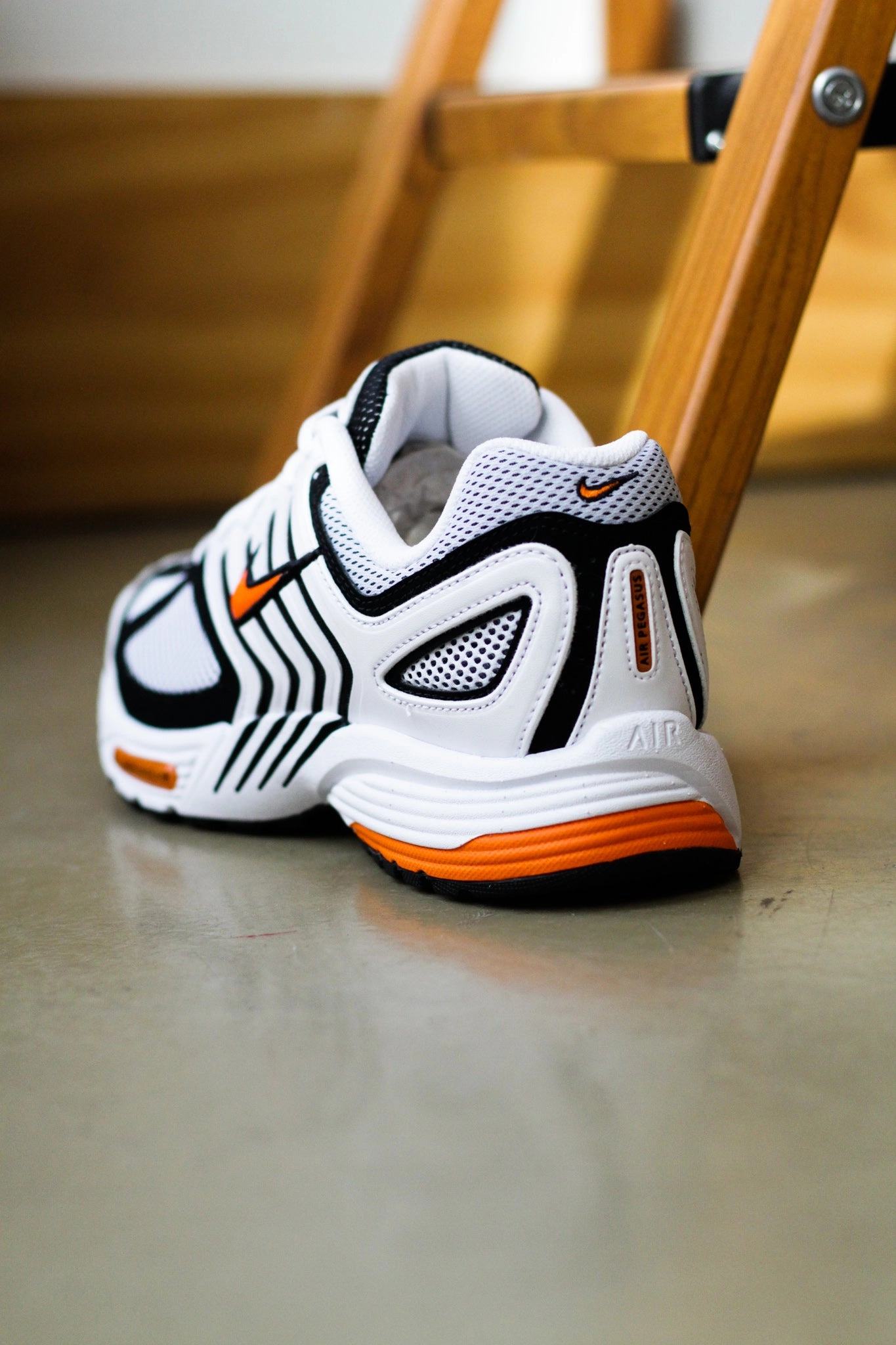 AIR PEGASUS 2005 WHITE/SAFETY ORANGE-BLACK