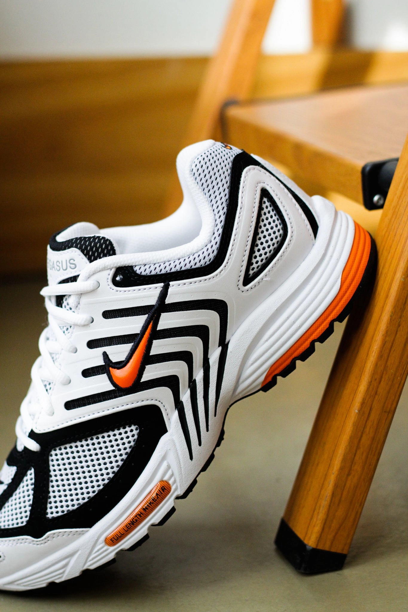 AIR PEGASUS 2005 WHITE/SAFETY ORANGE-BLACK