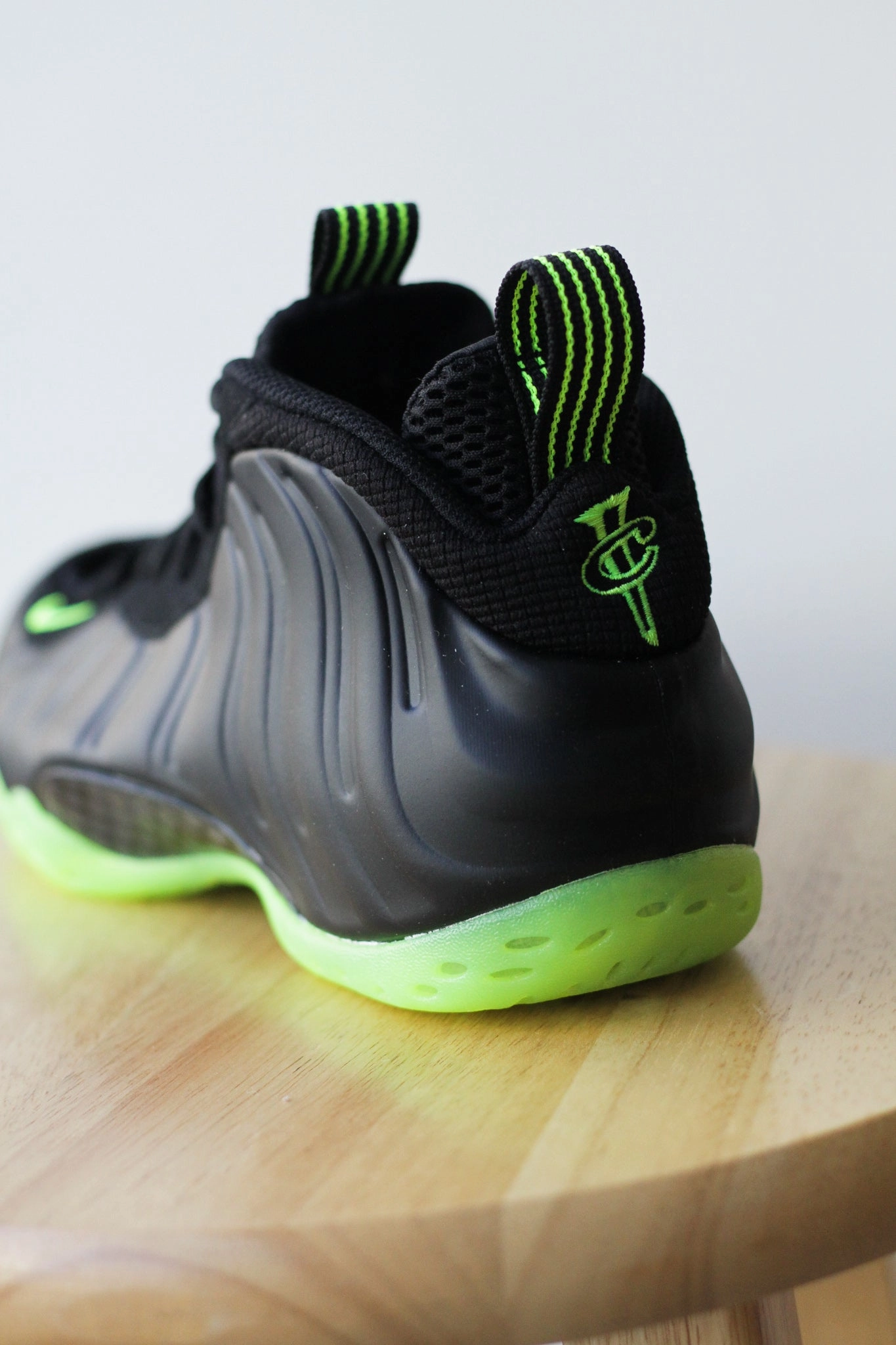 NIKE AIR FOAMPOSITE ONE BLACK/VOLT