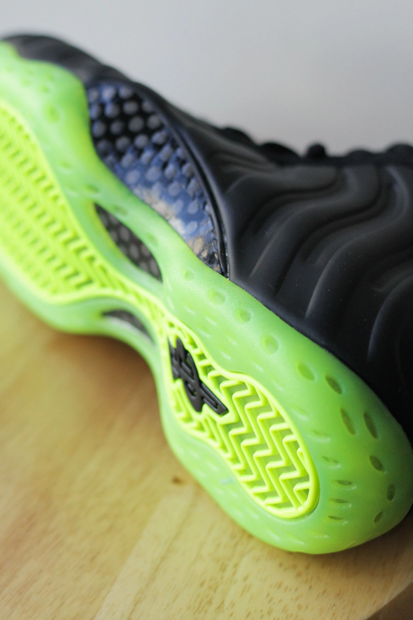 NIKE AIR FOAMPOSITE ONE BLACK/VOLT