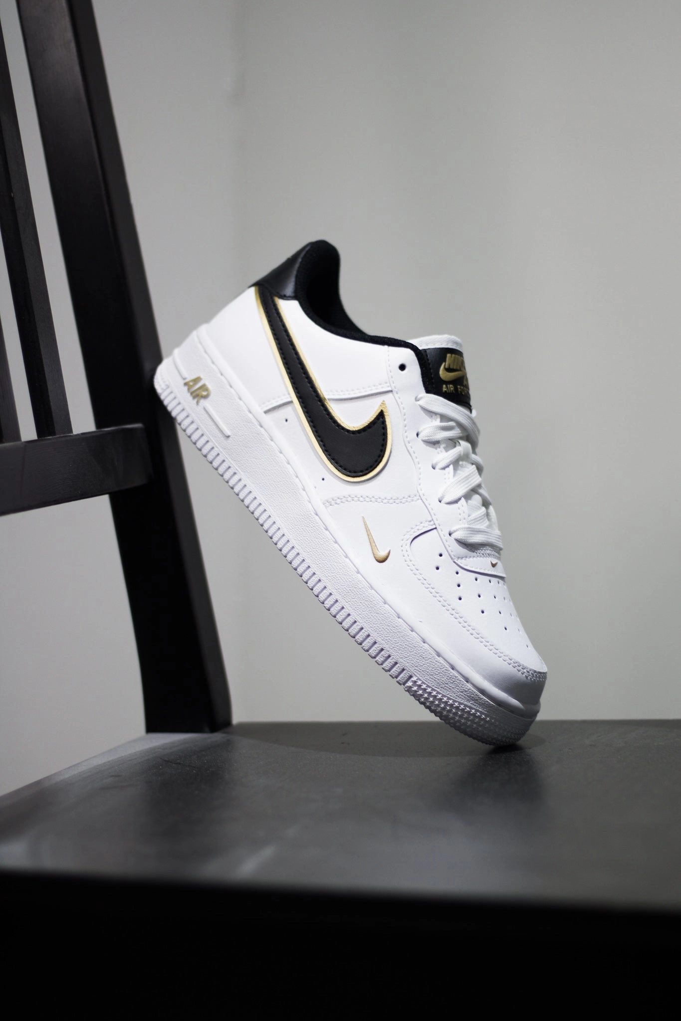 NIKE AIR FORCE 1 LV8 (GS) WHITE/METALLIC GOLD