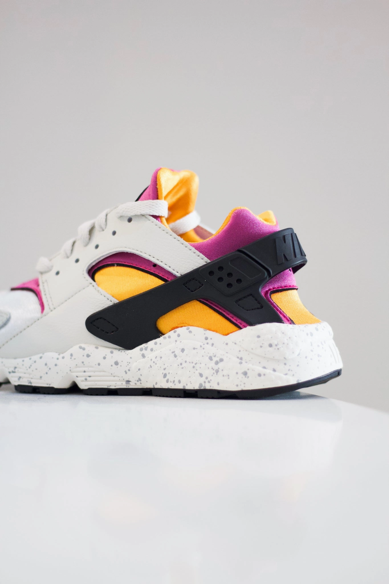NIKE AIR HUARACHE UNIVERSITY GOLD/PINK