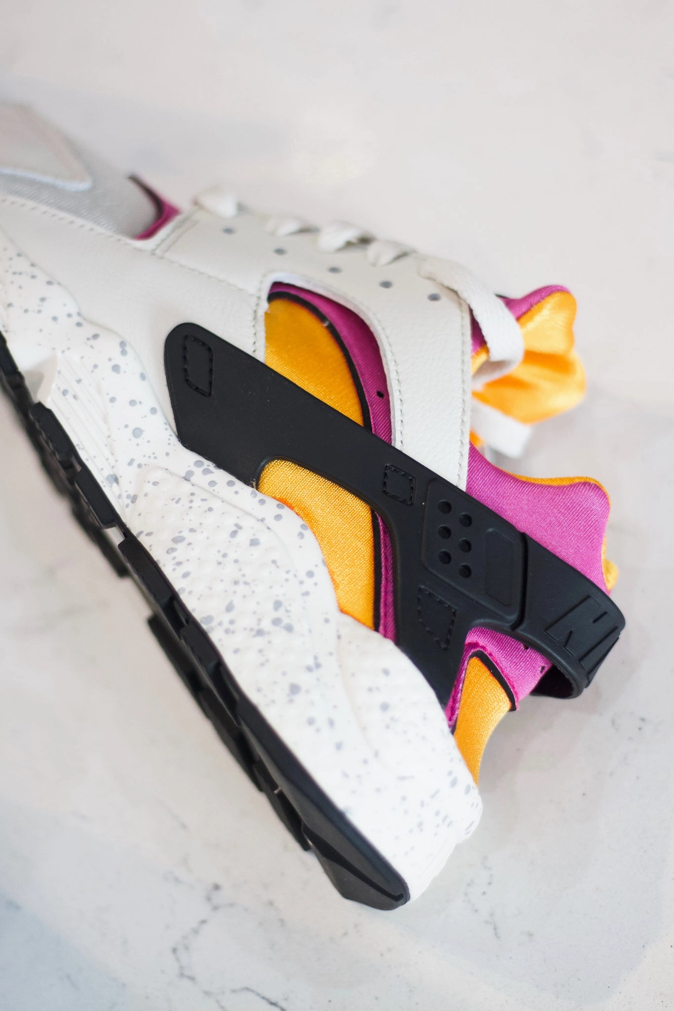 NIKE AIR HUARACHE UNIVERSITY GOLD/PINK