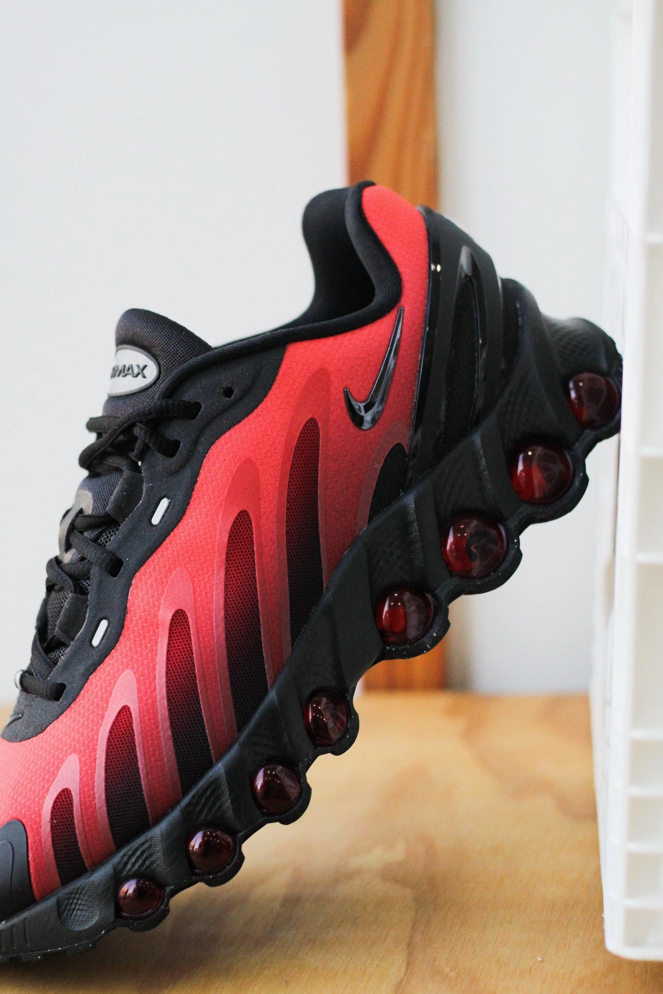 NIKE AIR MAX DN8 BLACK/BLACK-GYM RED-BRIGHT CRIMSON