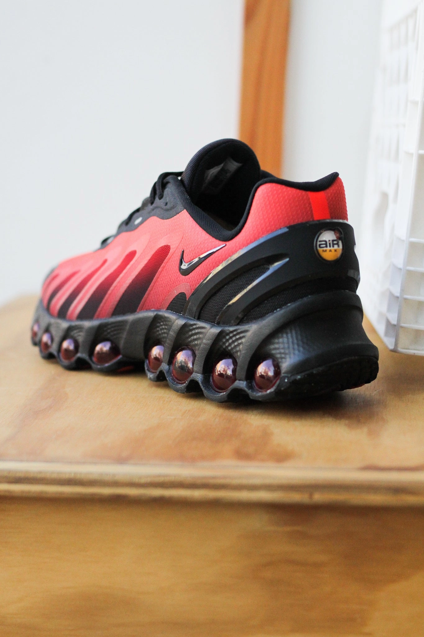 NIKE AIR MAX DN8 BLACK/BLACK-GYM RED-BRIGHT CRIMSON