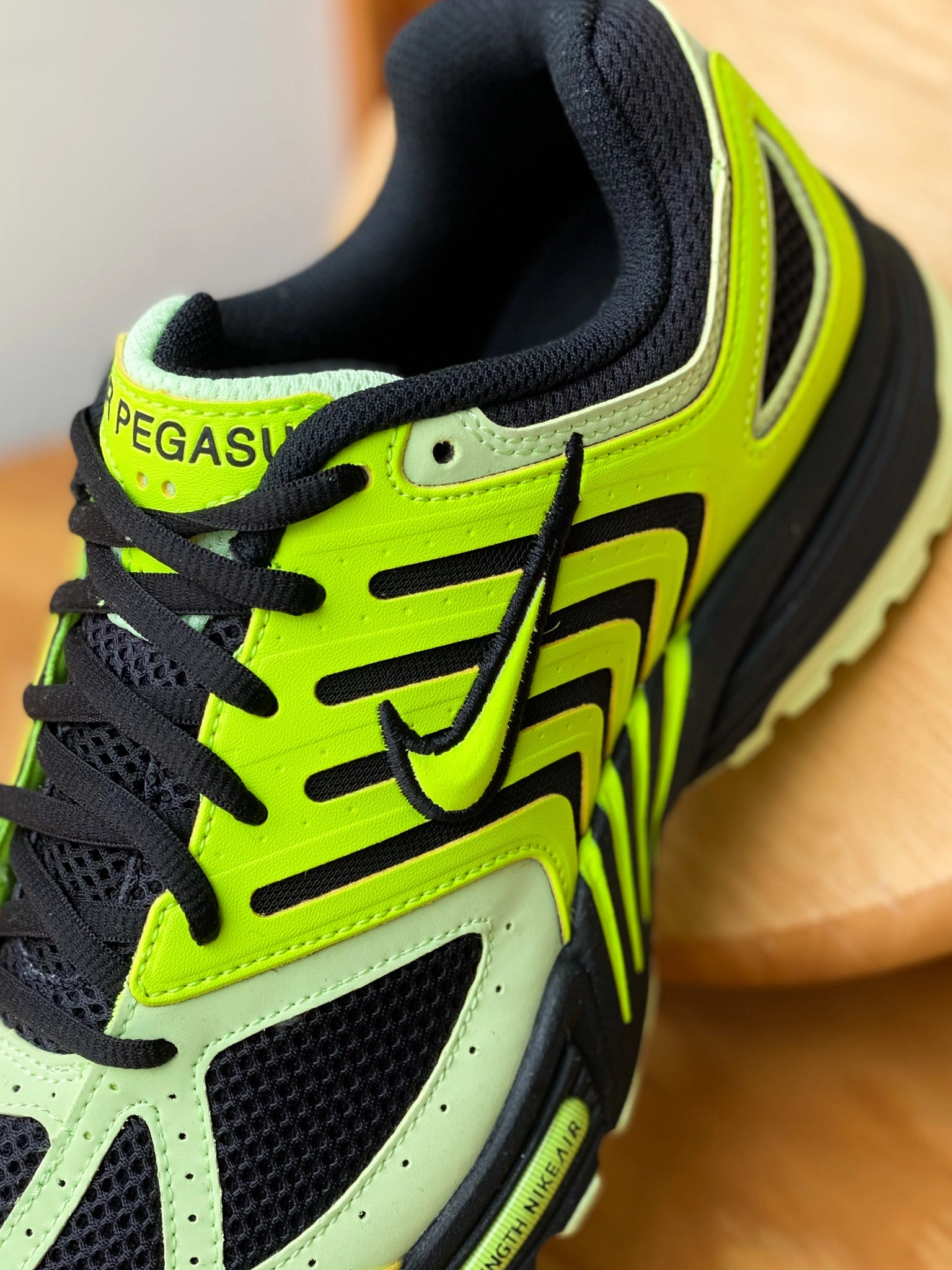 NIKE AIR PEGASUS 2005 VOLT/VOLT-BLACK-BARELY VOLT