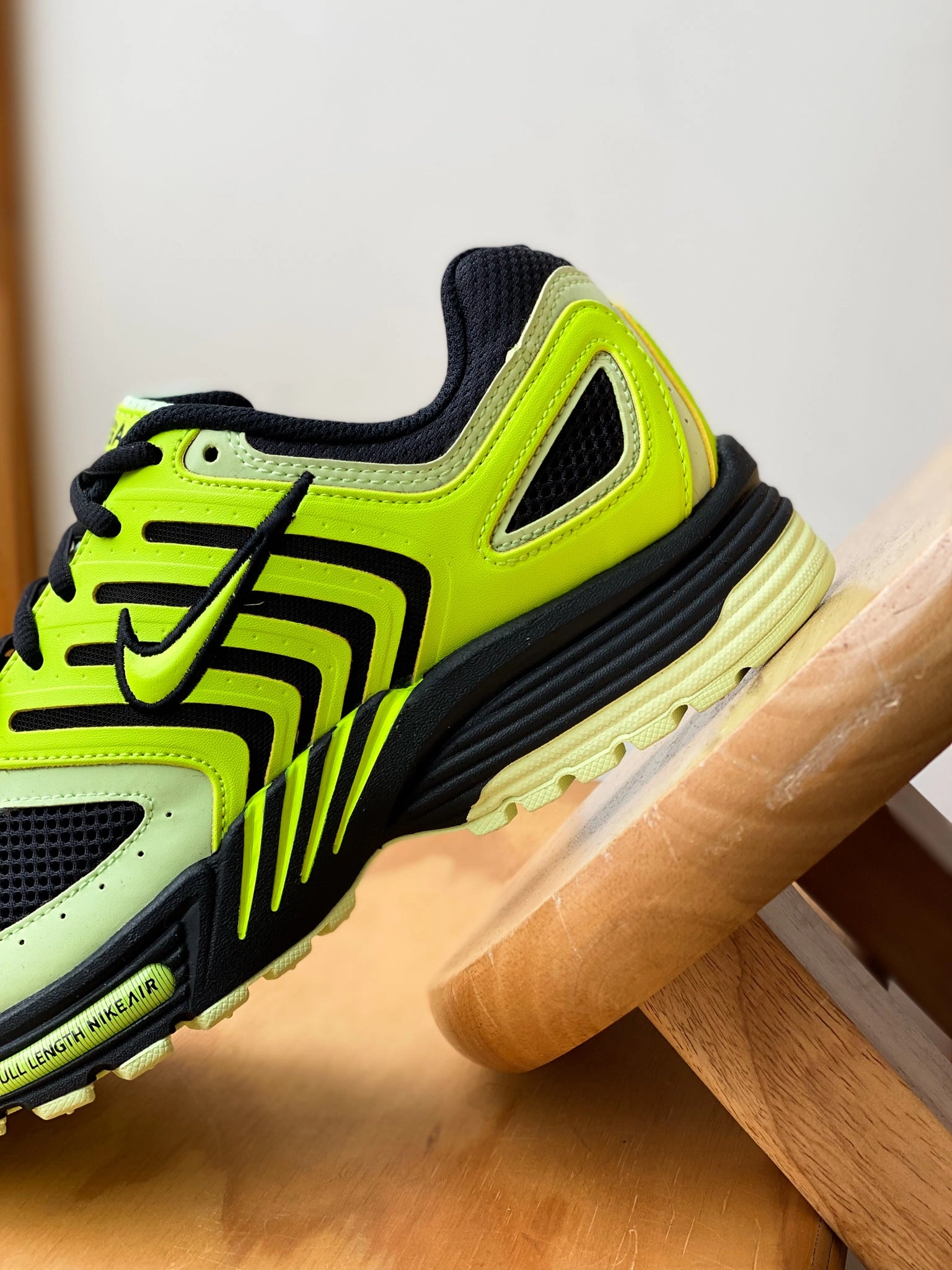 NIKE AIR PEGASUS 2005 VOLT/VOLT-BLACK-BARELY VOLT