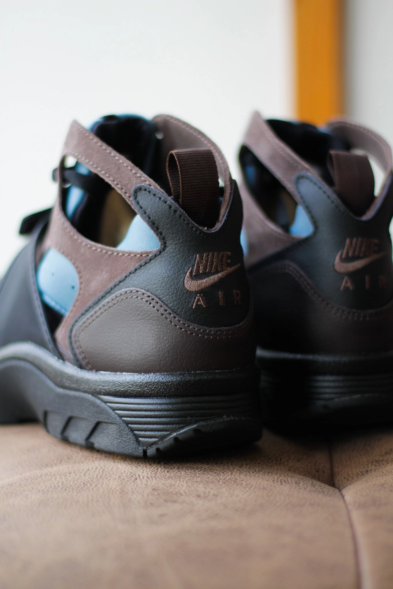 NIKE AIR TRAINER HURACHE BLACK/BAROQUE BROWN-SMOKEY BLUE