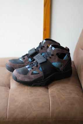 NIKE AIR TRAINER HURACHE BLACK/BAROQUE BROWN-SMOKEY BLUE