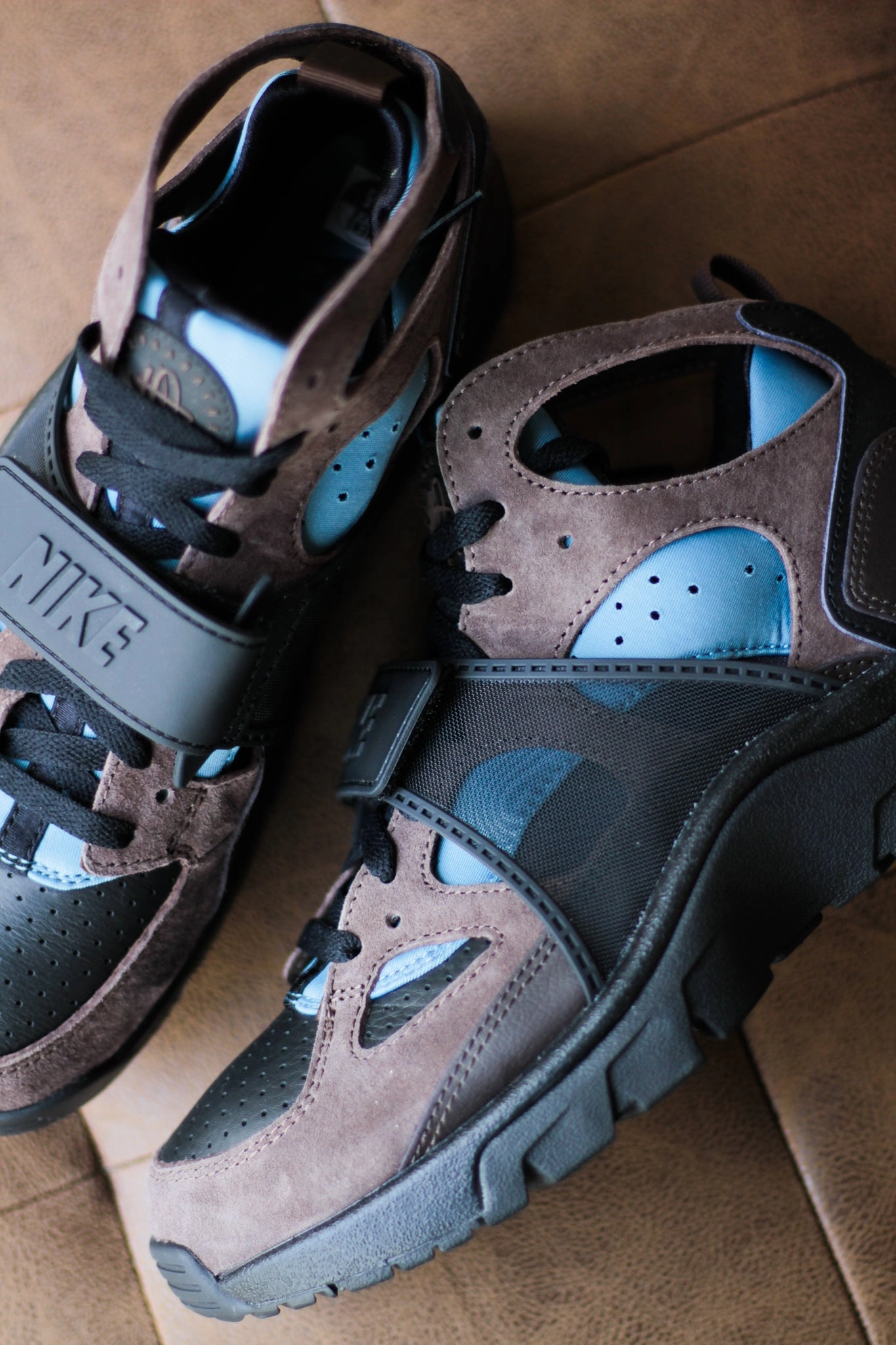 NIKE AIR TRAINER HURACHE BLACK/BAROQUE BROWN-SMOKEY BLUE
