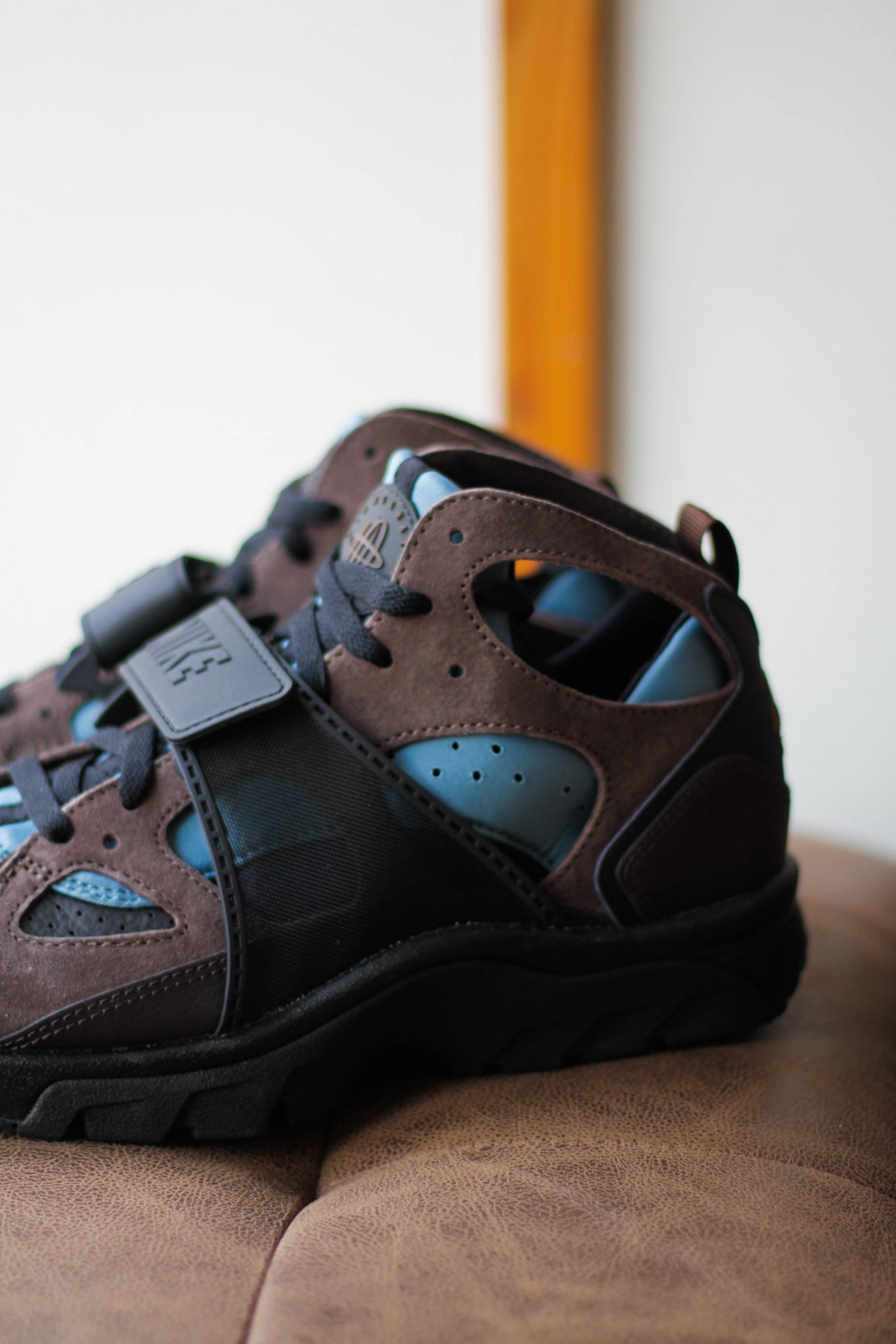 NIKE AIR TRAINER HURACHE BLACK/BAROQUE BROWN-SMOKEY BLUE