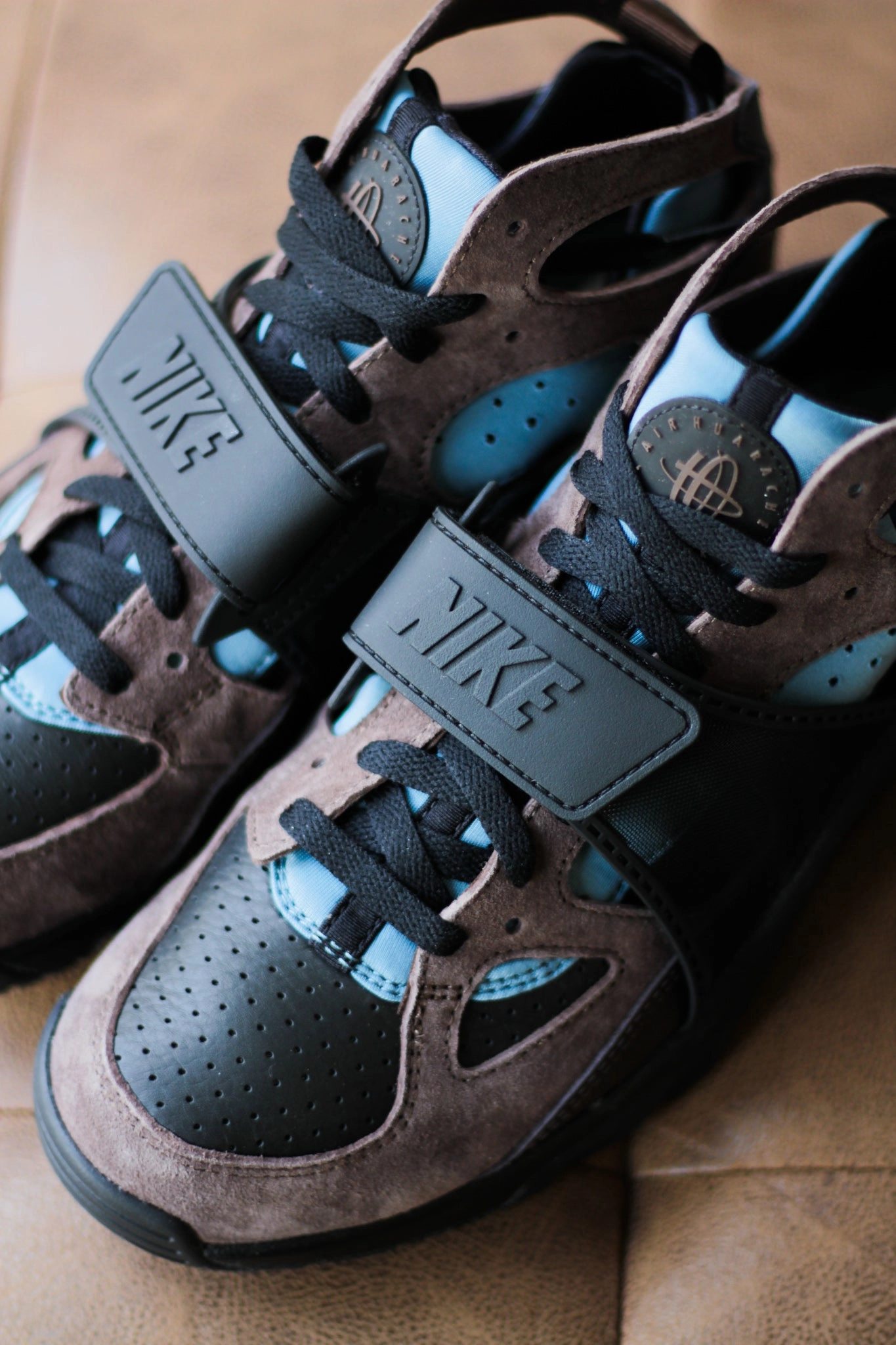 NIKE AIR TRAINER HURACHE BLACK/BAROQUE BROWN-SMOKEY BLUE
