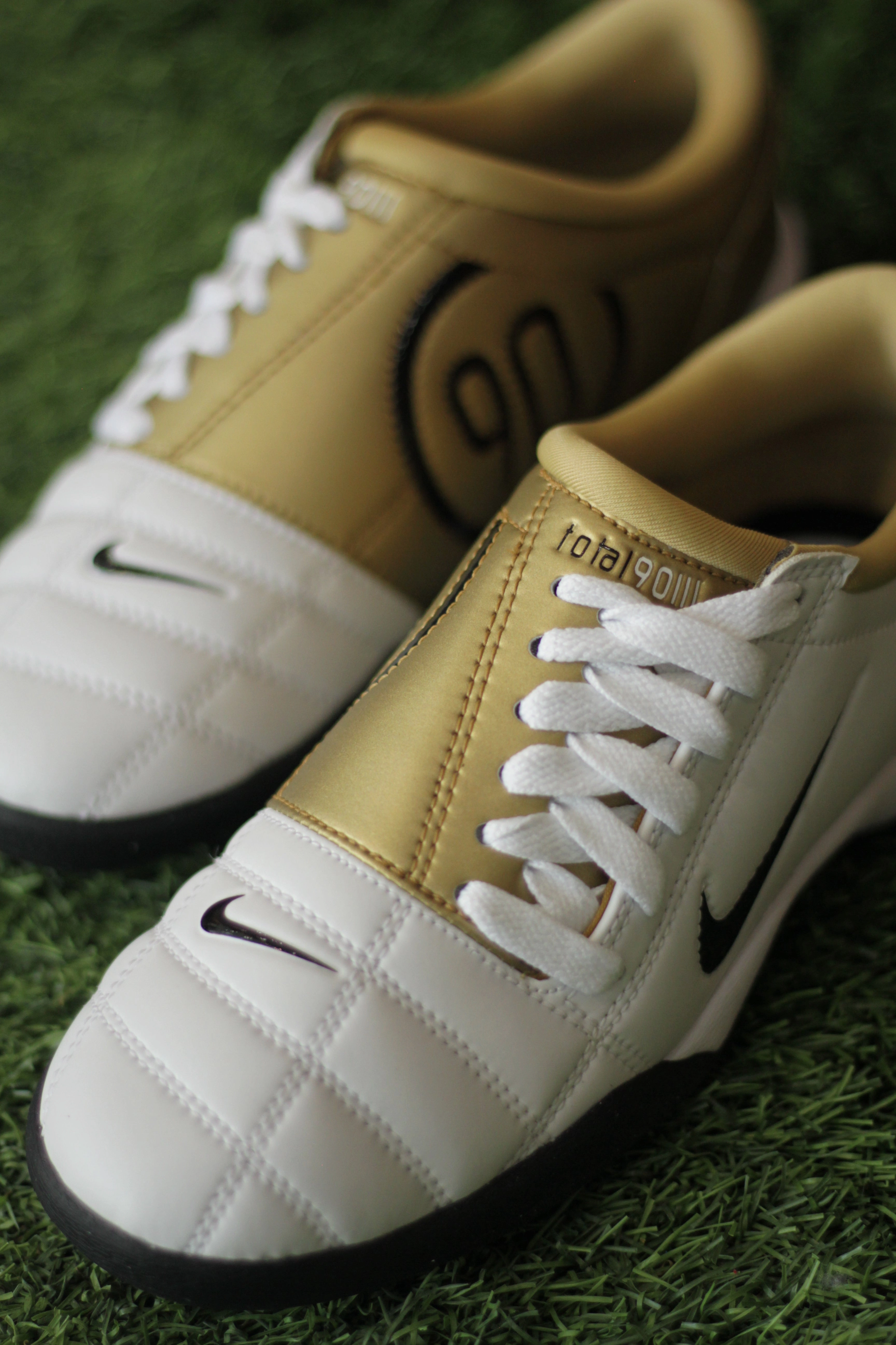 NIKE T90 SP WHITE/BLACK-METALLIC GOLD