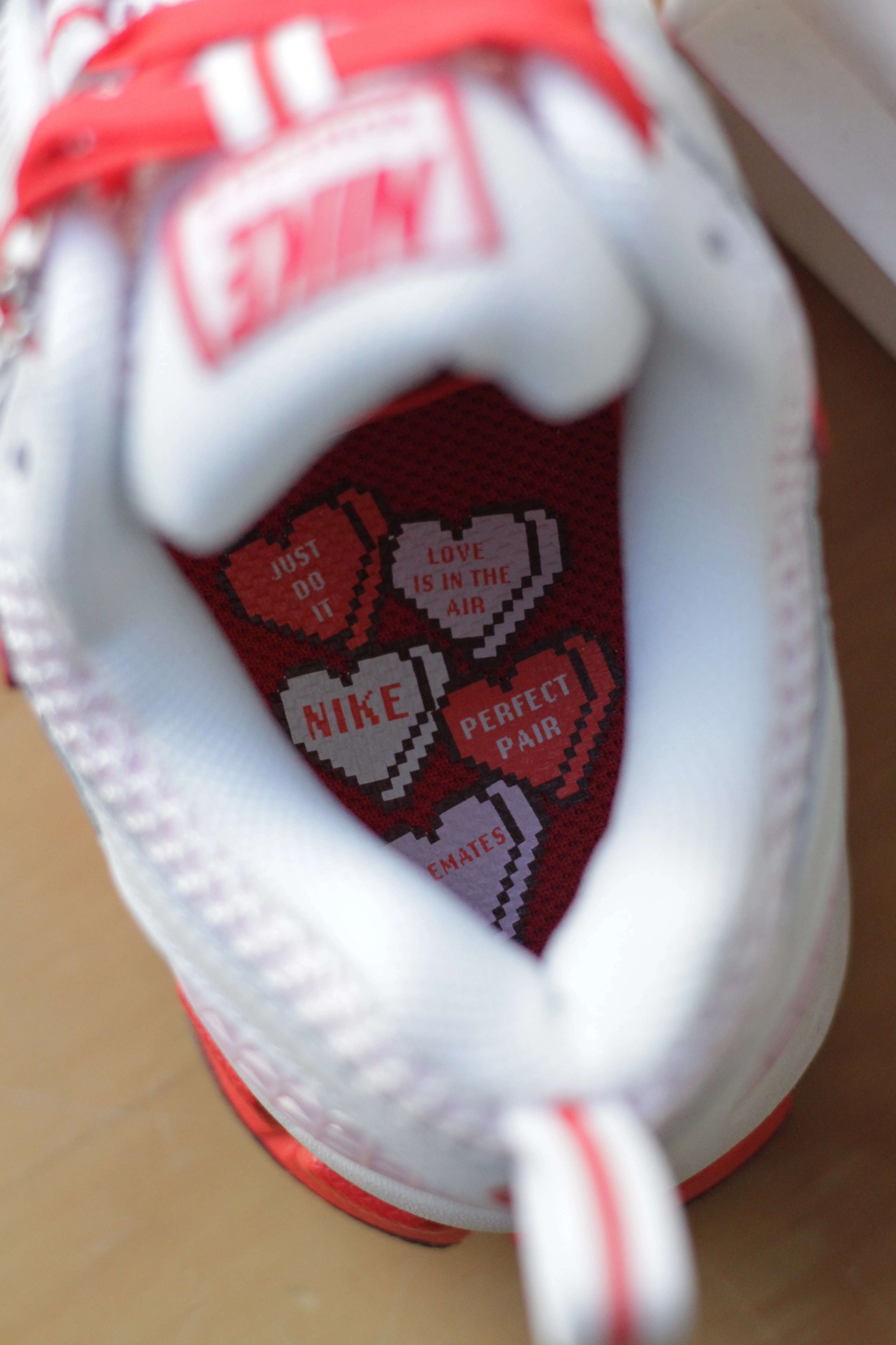 NIKE VOMERO 5 BG (GS) SUMMIT WHITE/LT CRIMSON-PINK FOAM