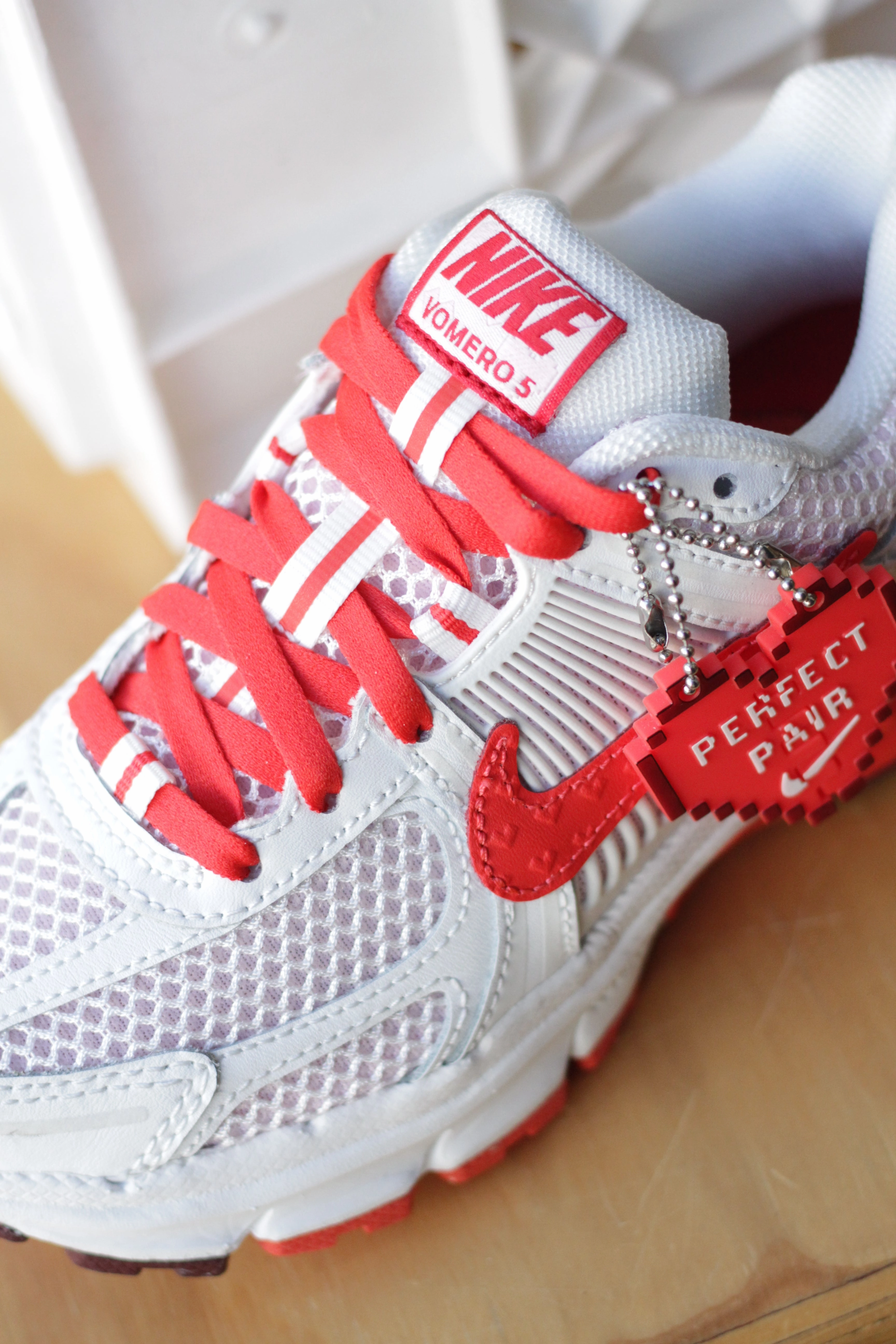 NIKE VOMERO 5 BG (GS) SUMMIT WHITE/LT CRIMSON-PINK FOAM