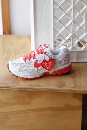 NIKE VOMERO 5 BG (GS) SUMMIT WHITE/LT CRIMSON-PINK FOAM