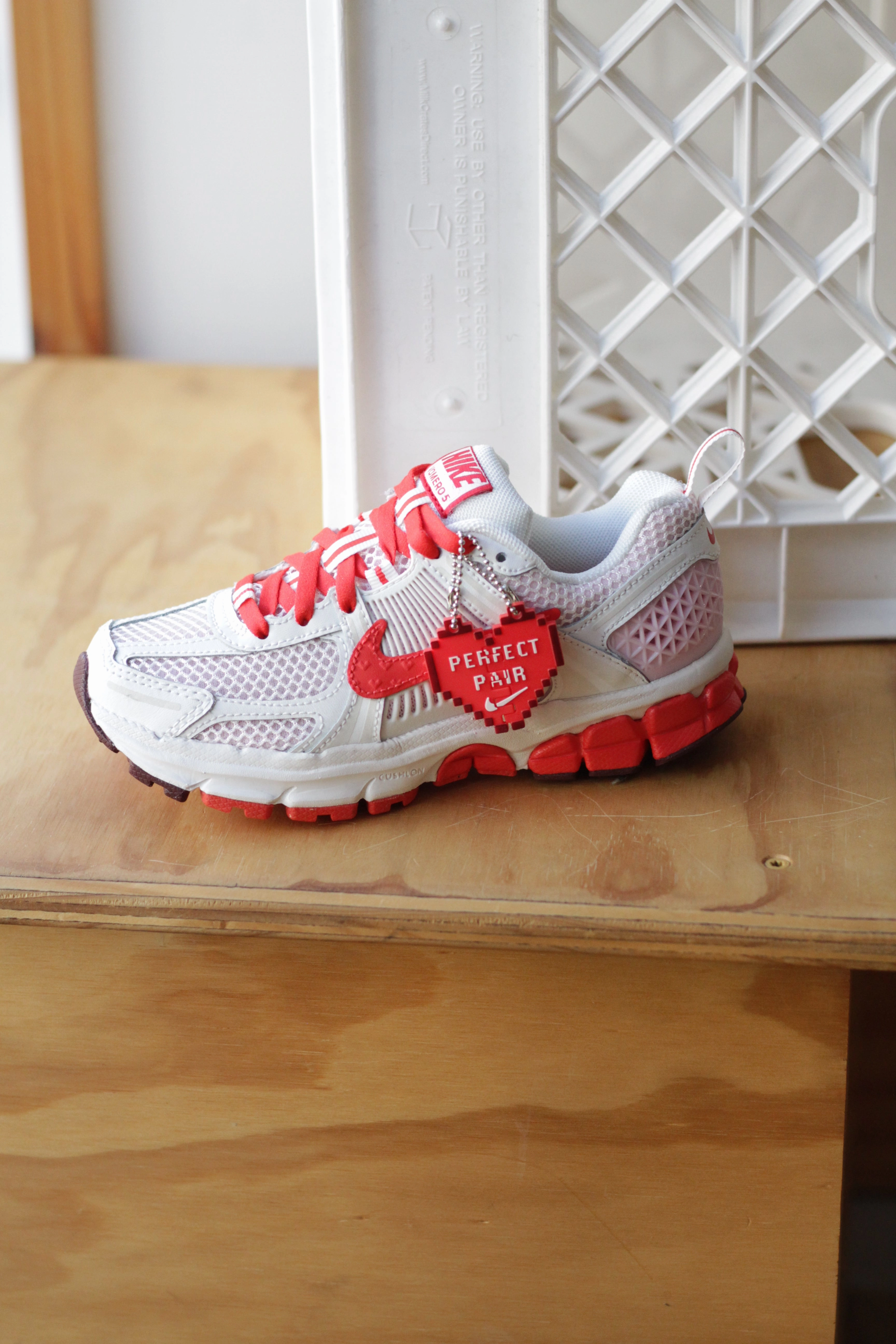 NIKE VOMERO 5 BG (GS) SUMMIT WHITE/LT CRIMSON-PINK FOAM