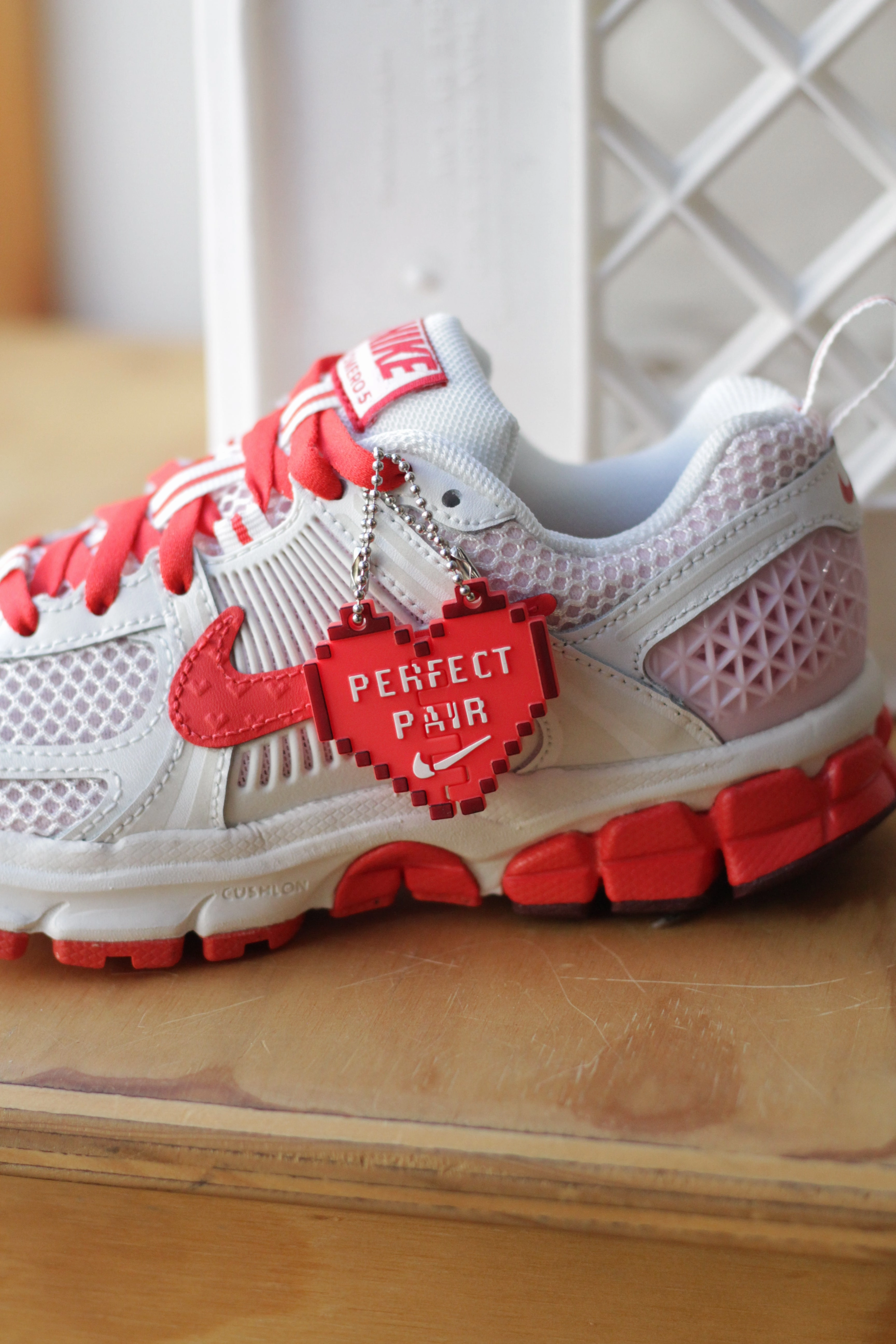 NIKE VOMERO 5 BG (GS) SUMMIT WHITE/LT CRIMSON-PINK FOAM