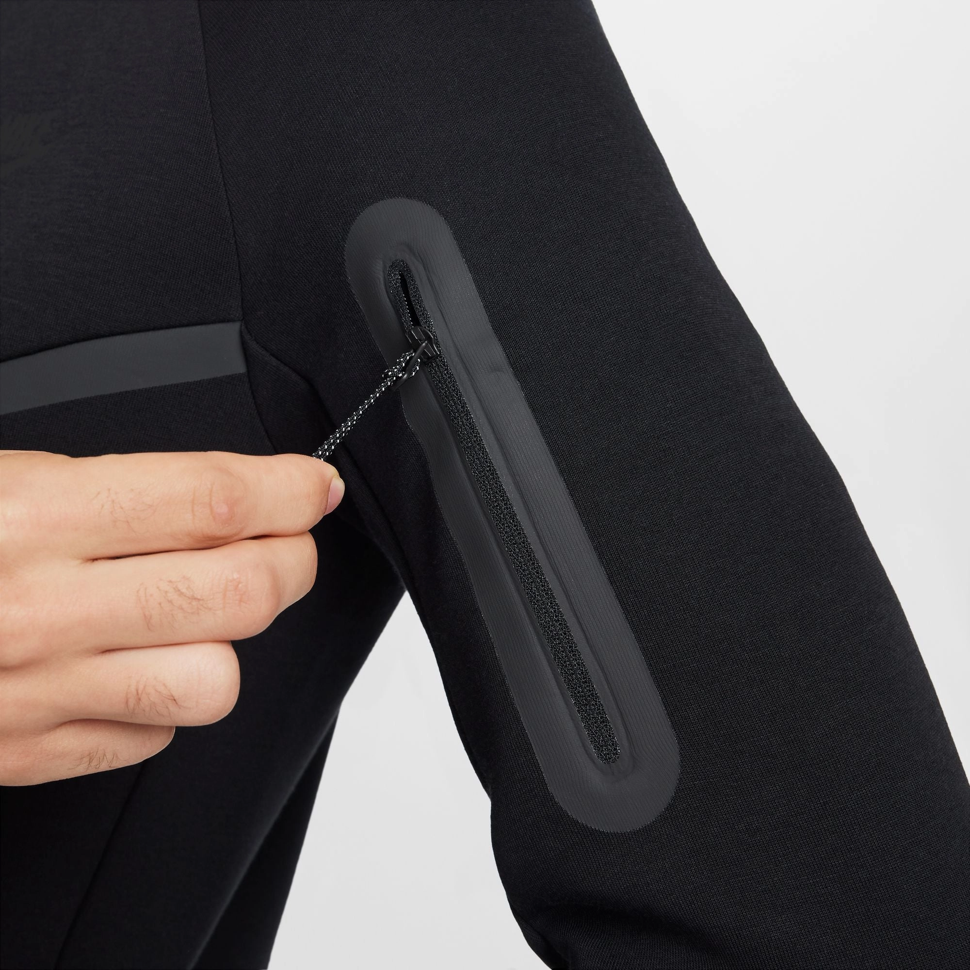 TECH FULL ZIP WINDRUNNER HOODIE BLACK