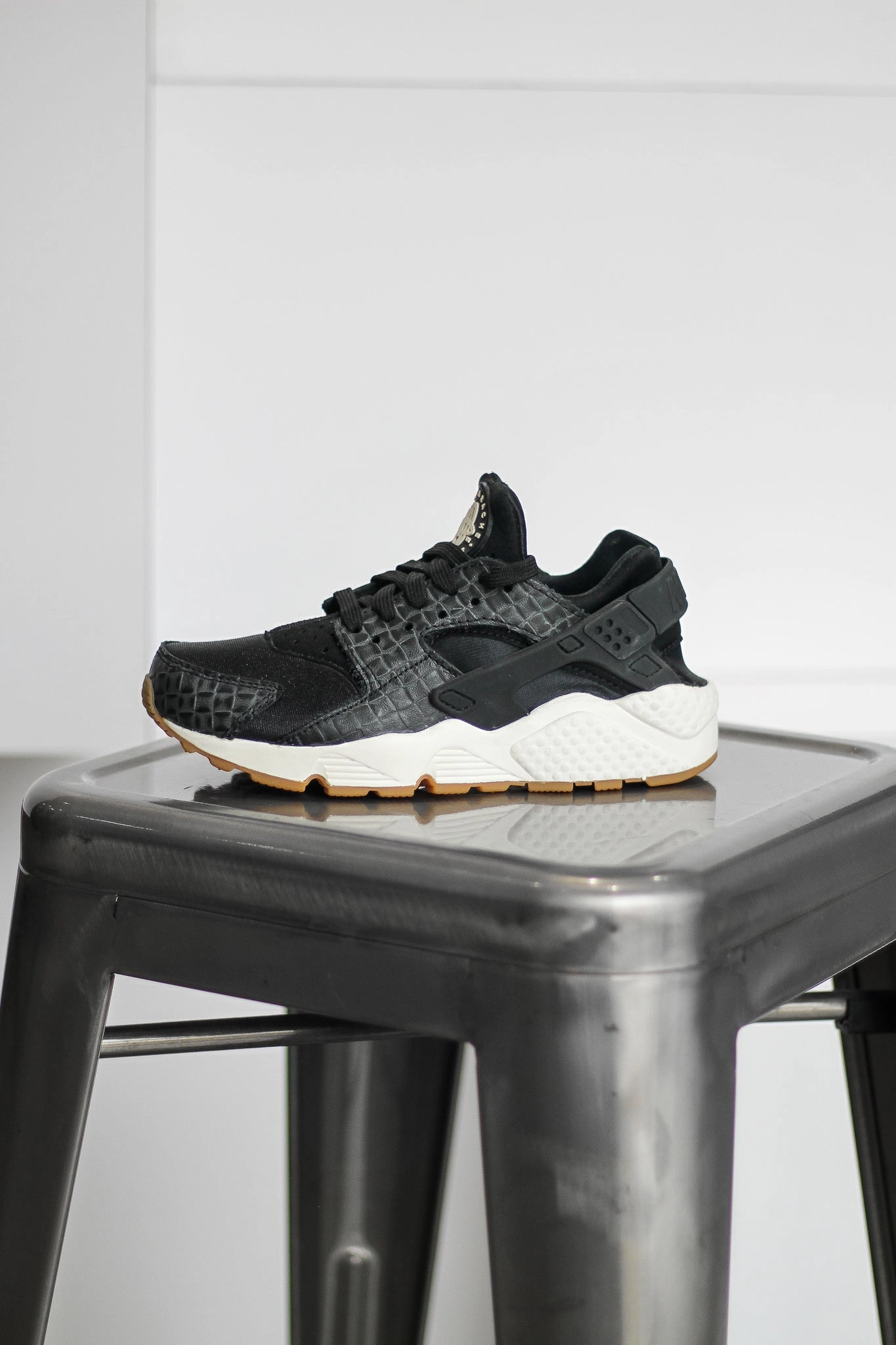 W AIR HUARACHE RUN PRM BLACK SNAKESKIN