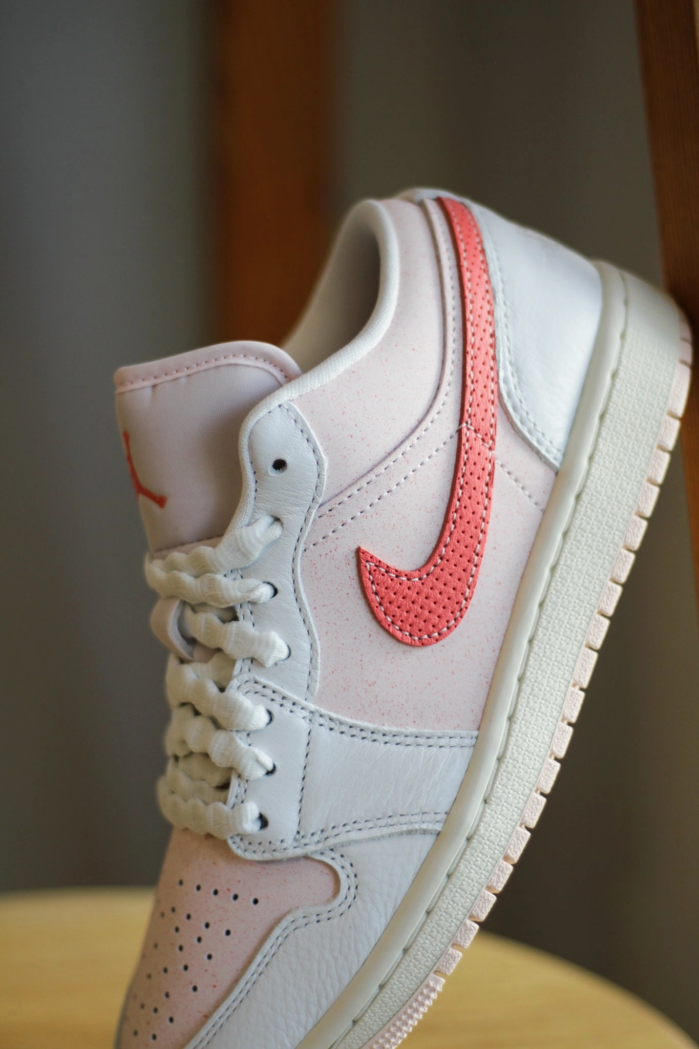 W AIR JORDAN 1 LOW SE SUMMIT WHITE/MAGIC EMBER-LIGHT SOFT PINK