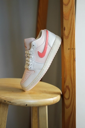 W AIR JORDAN 1 LOW SE SUMMIT WHITE/MAGIC EMBER-LIGHT SOFT PINK
