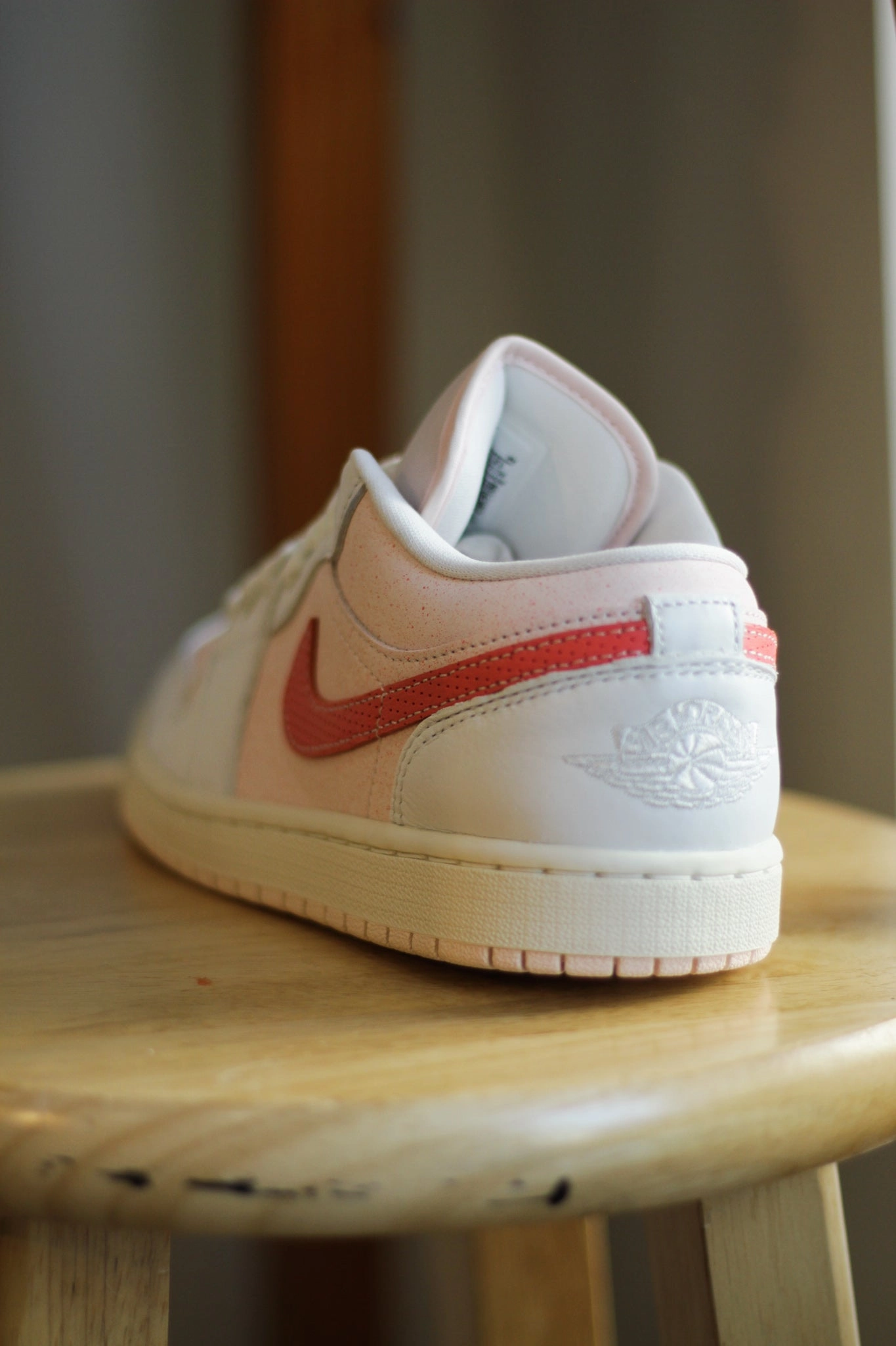 W AIR JORDAN 1 LOW SE SUMMIT WHITE/MAGIC EMBER-LIGHT SOFT PINK