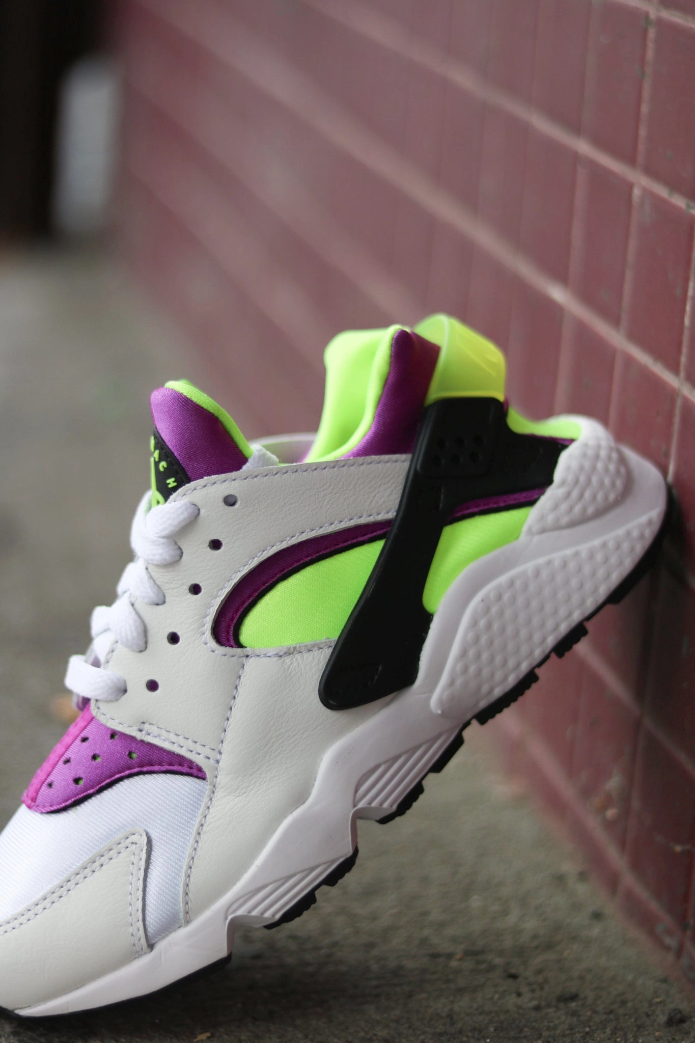 W NIKE AIR HUARACHE MAGENTA