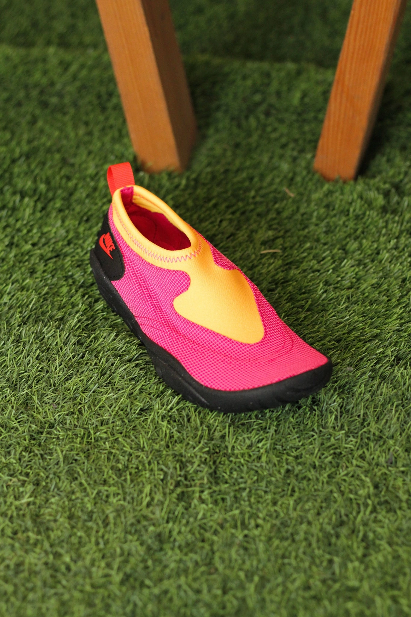 W NIKE AQUA TURF VIVID PINK/LT CRIMSON-BLACK-LASER ORANGE