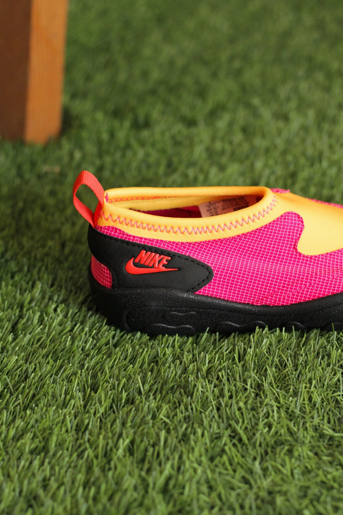 W NIKE AQUA TURF VIVID PINK/LT CRIMSON-BLACK-LASER ORANGE