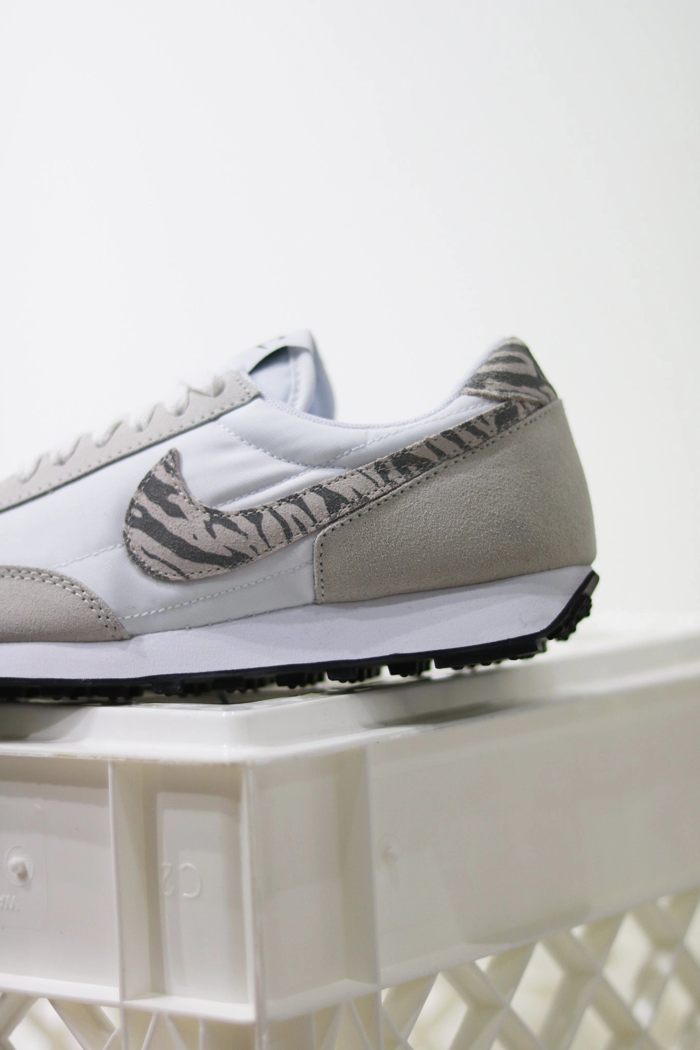 W NIKE DAY BREAK SE WHITE/PARTICLE GREY