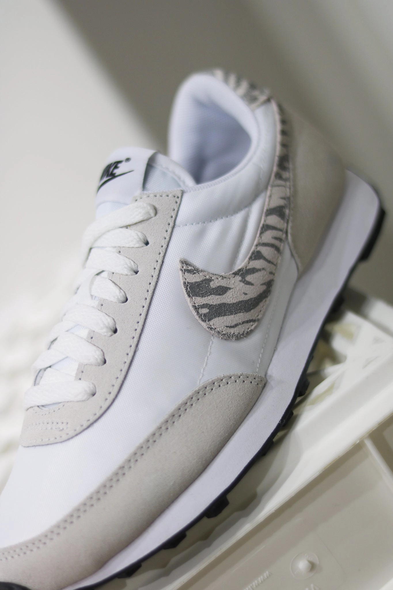 W NIKE DAY BREAK SE WHITE/PARTICLE GREY