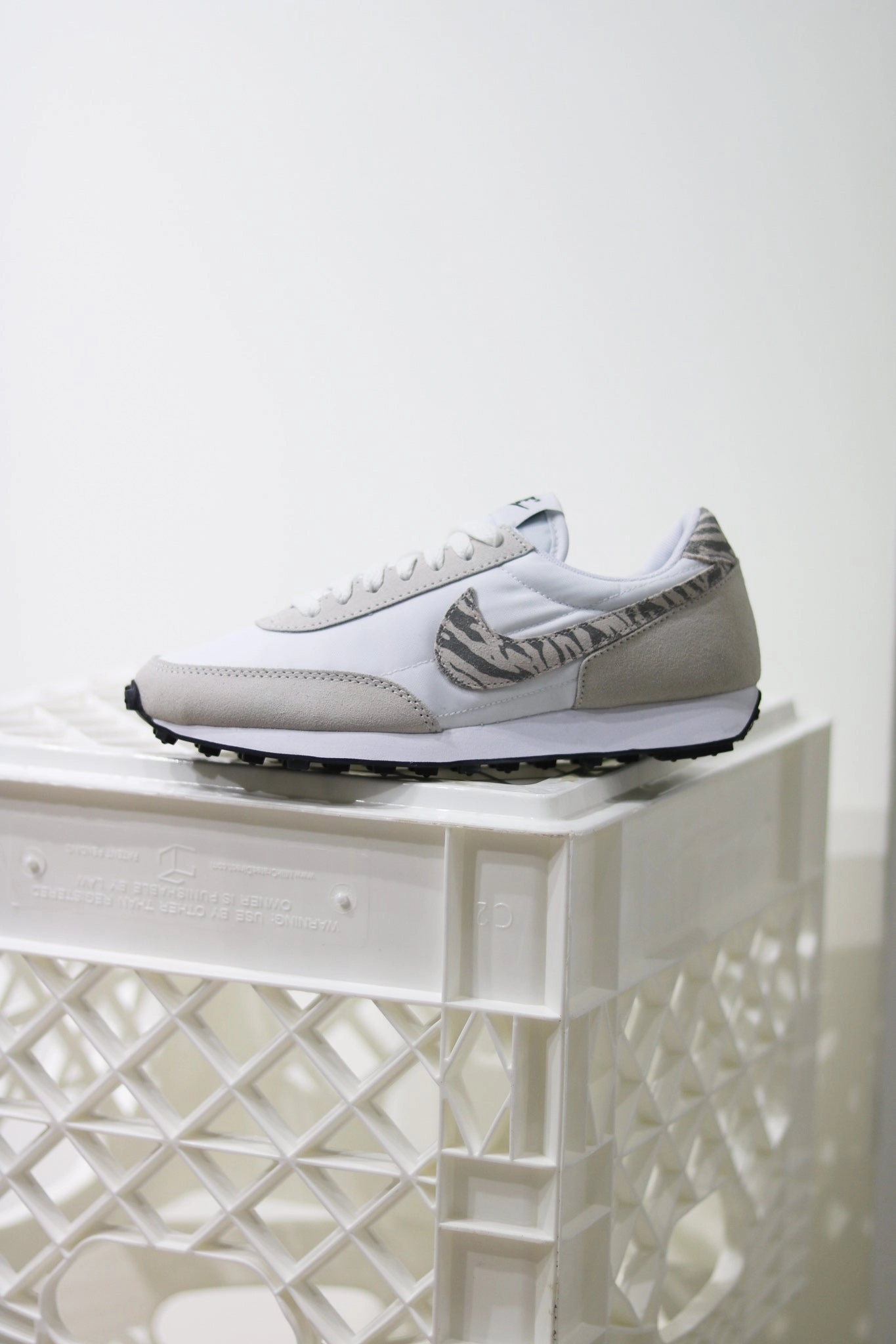 W NIKE DAY BREAK SE WHITE/PARTICLE GREY