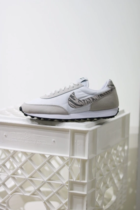 W NIKE DAY BREAK SE WHITE/PARTICLE GREY