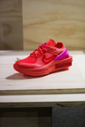 W NIKE FONTANKA EDGE BRIGHT CRIMSON