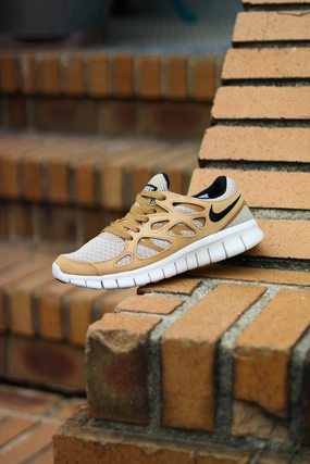 W NIKE FREE RUN 2 WHEAT/WINE