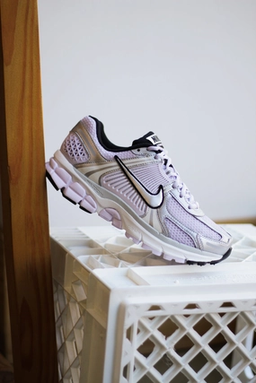 W NIKE ZOOM VOMERO 5 BARELY GRAPE/METALLIC SILVER-PHOTON DUST