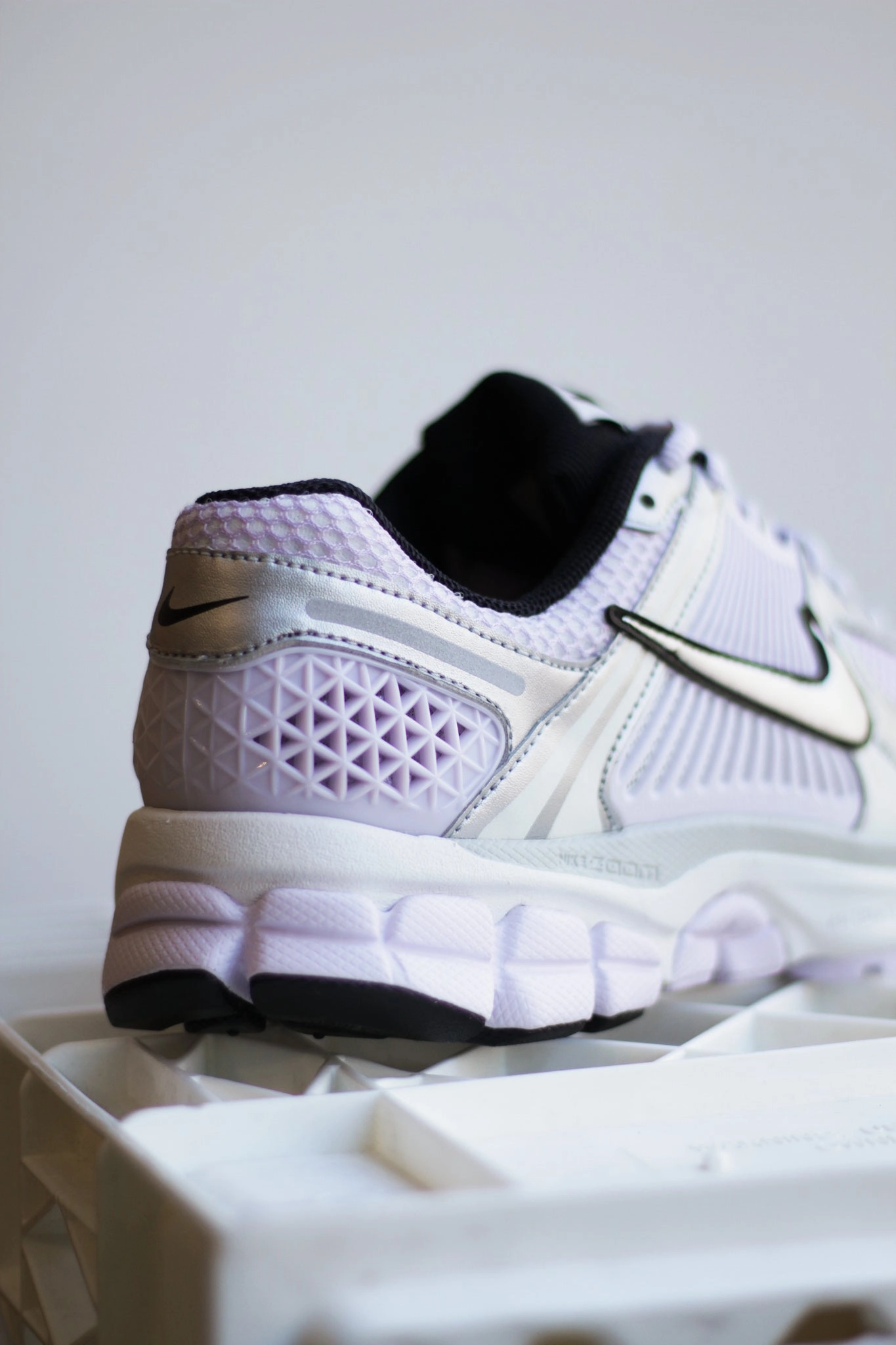 W NIKE ZOOM VOMERO 5 BARELY GRAPE/METALLIC SILVER-PHOTON DUST