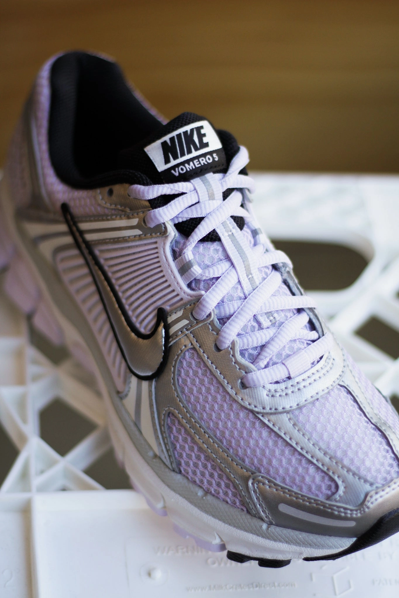 W NIKE ZOOM VOMERO 5 BARELY GRAPE/METALLIC SILVER-PHOTON DUST