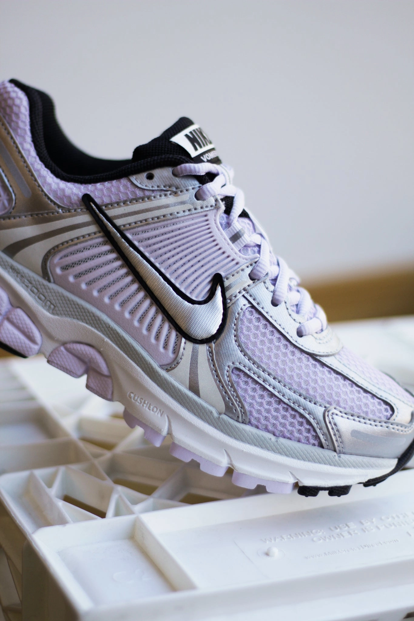 W NIKE ZOOM VOMERO 5 BARELY GRAPE/METALLIC SILVER-PHOTON DUST