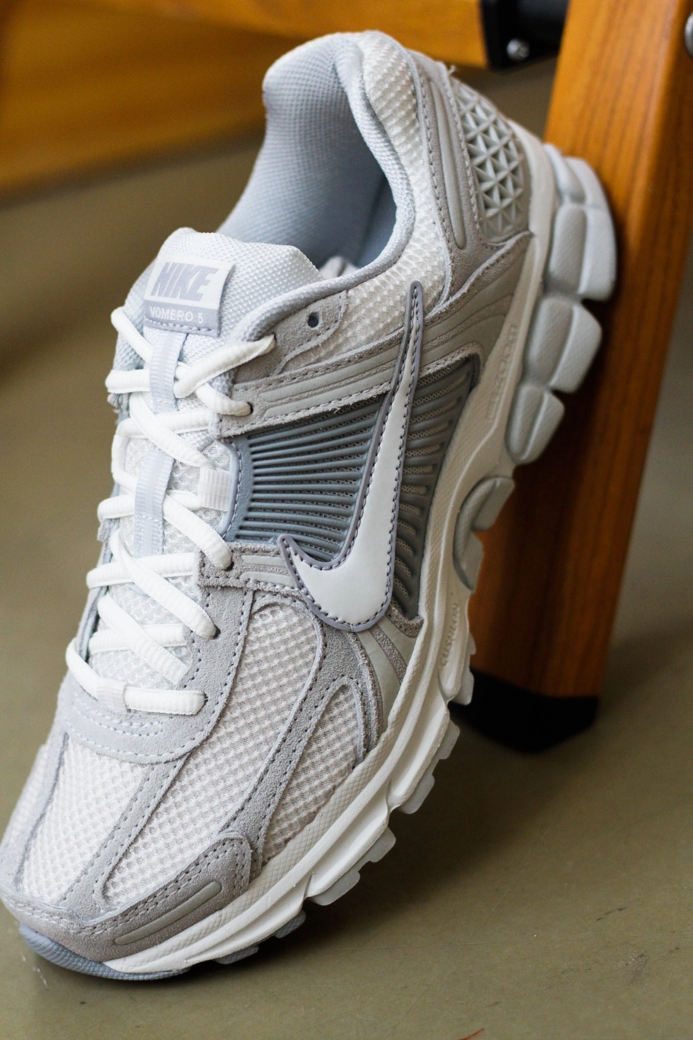 W NIKE ZOOM VOMERO 5 PURE PLATINUM/SUMMIT WHITE-PLATINUM TINT