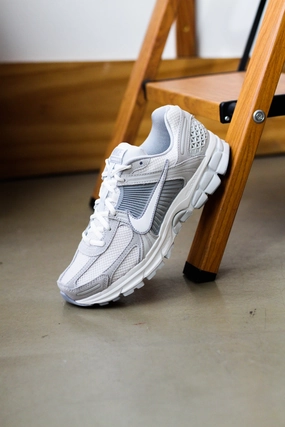 W NIKE ZOOM VOMERO 5 PURE PLATINUM/SUMMIT WHITE-PLATINUM TINT